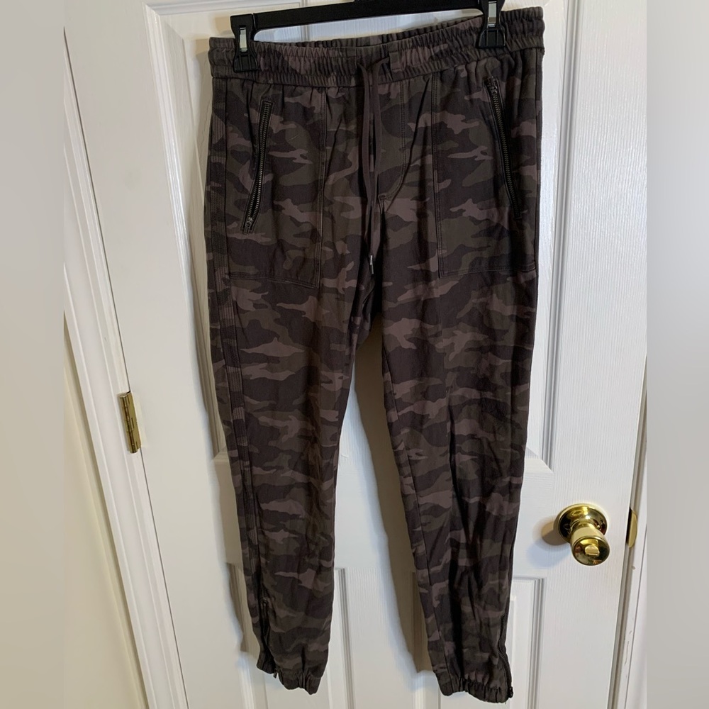 Athleta Camo Farallon Pant Jogger